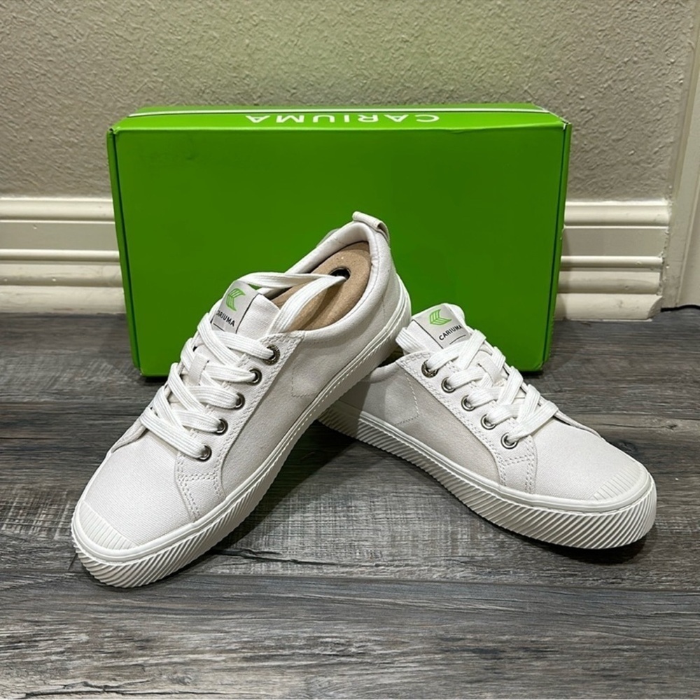 NWT in box Cariuma canvas sneaker. Size 7.5 women’s and 6 men’s.